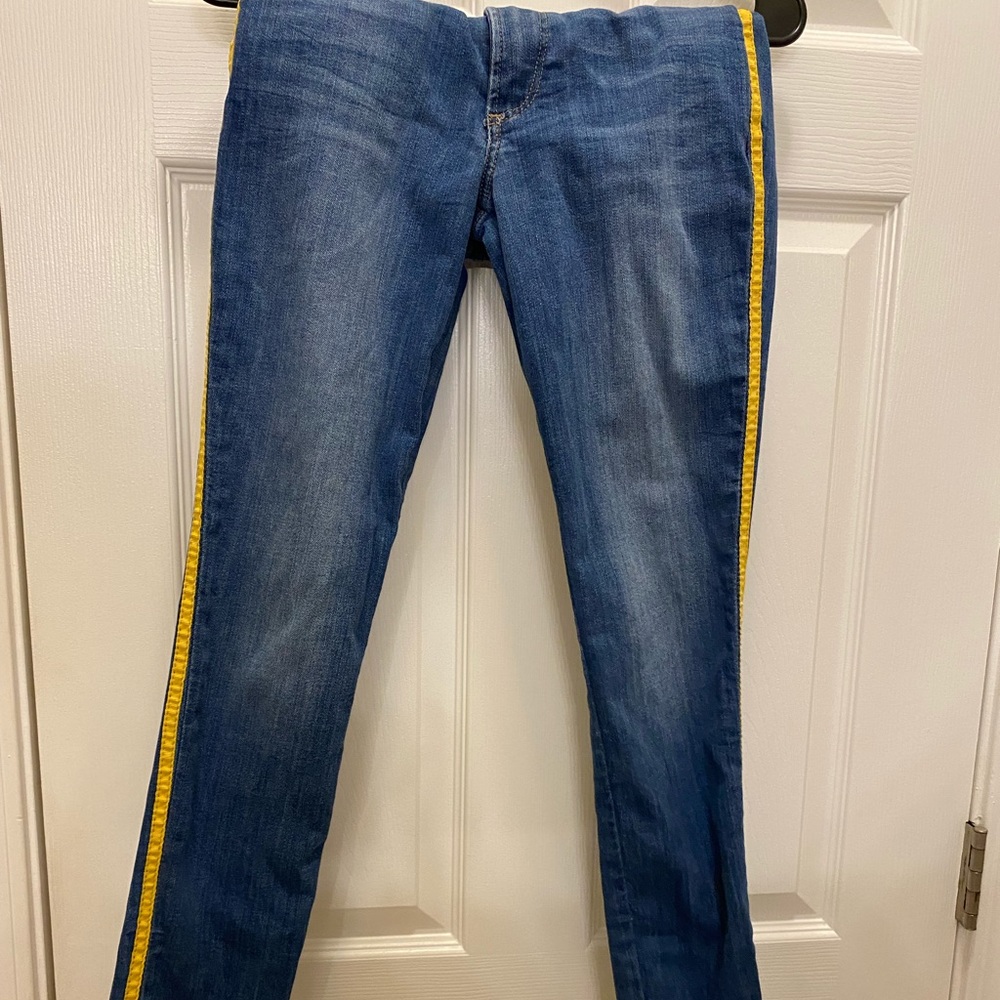 Sleek jeans with side yellow stripe
